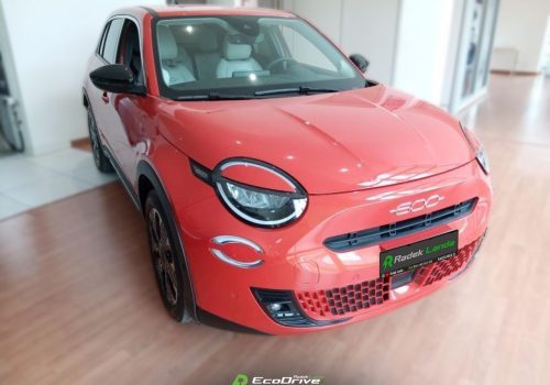 Fiat_600e_La_Prima_cervena_predek