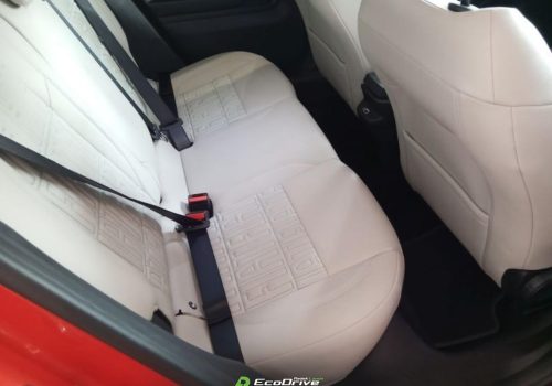 Fiat_600e_La_Prima_cervena_zadni-sedacky