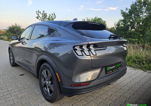 Ford_Mustang_Mach-E-seda_zadek