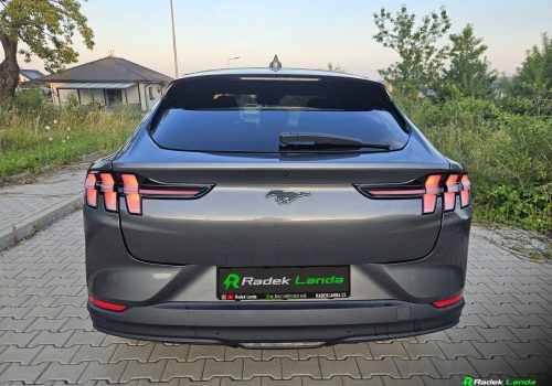 Ford_Mustang_Mach-E-seda_zadek2