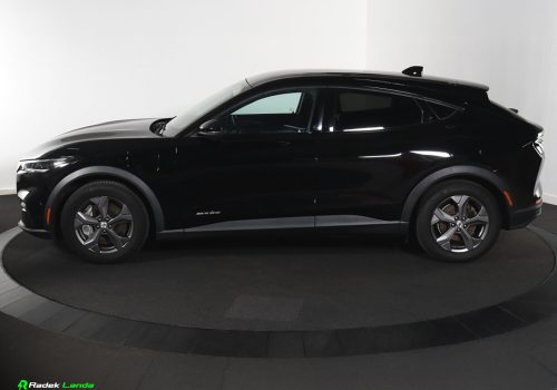 Ford_Mustang_Mach-E_cerna_bok