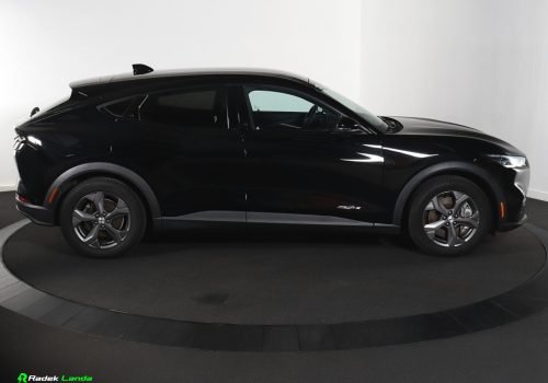 Ford_Mustang_Mach-E_cerna_bok2
