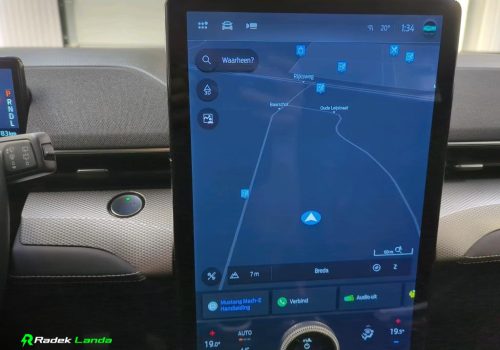 Ford_Mustang_Mach-E_cerna_navi
