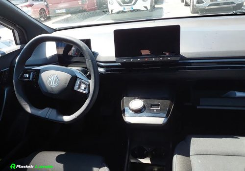 MG_MG4_EV_Standard_stribrna_interier
