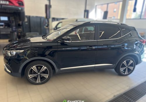 MG_ZS_EV_FWD_cerna_bok