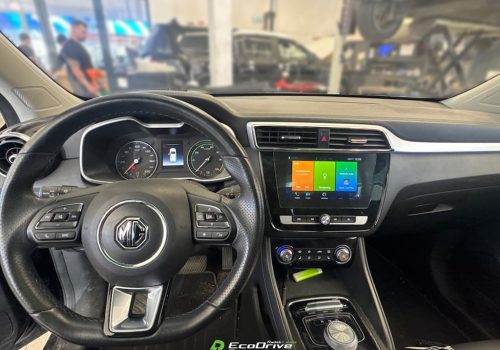 MG_ZS_EV_FWD_cerna_interier