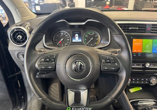 MG_ZS_EV_FWD_cerna_interier2