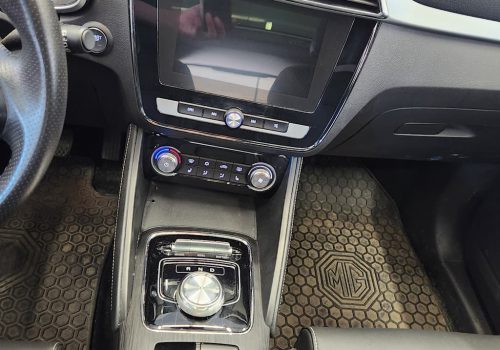 MG_ZS_EV_FWD_modra_interier