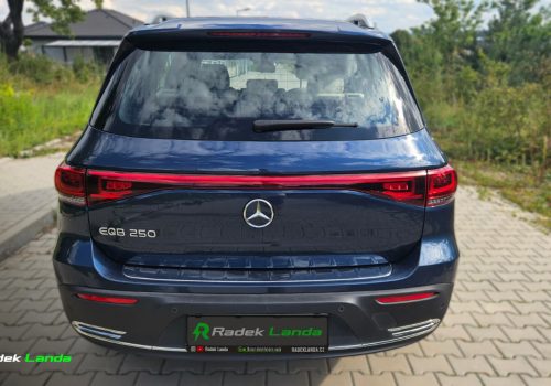 Mercedes-Benz-EQB_250_modra_zadek2