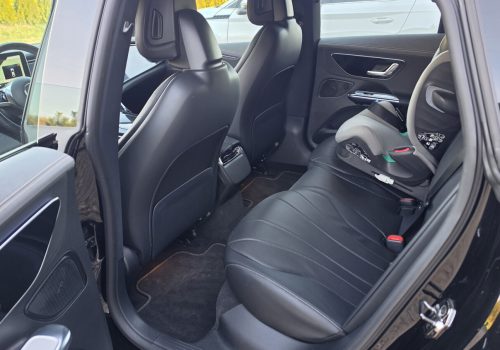 Mercedes-Benz-EQE-cerny-interier