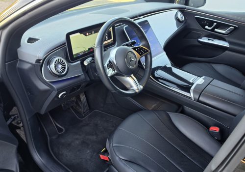 Mercedes-Benz-EQE-cerny-interier2