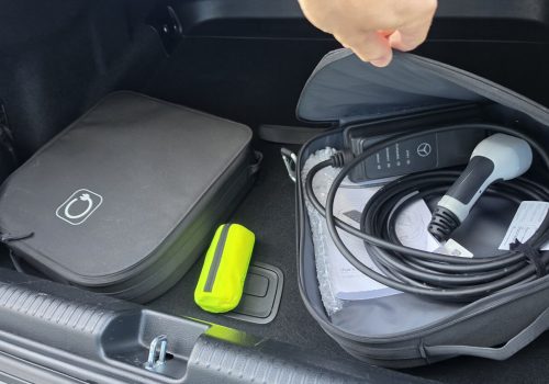 Mercedes-Benz-EQE-cerny-kabely