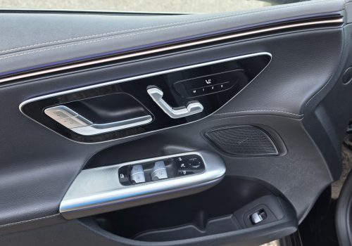 Mercedes-Benz-EQE-cerny-ovladani-dveri