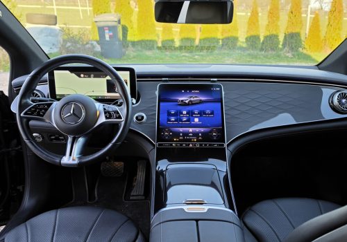 Mercedes-Benz-EQE-cerny-palubni-deska