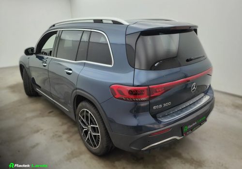 Mercedes-Benz_EQB_300_AMG_modra_zadek