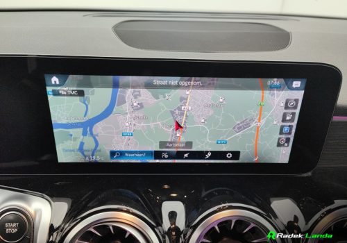 Mercedes-Benz_EQB_300_cerna_navi