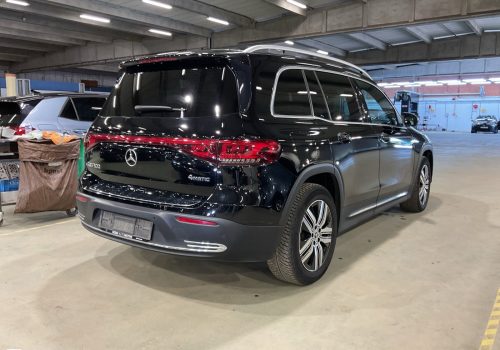 Mercedes-Benz_EQB_300_cerna_zadek