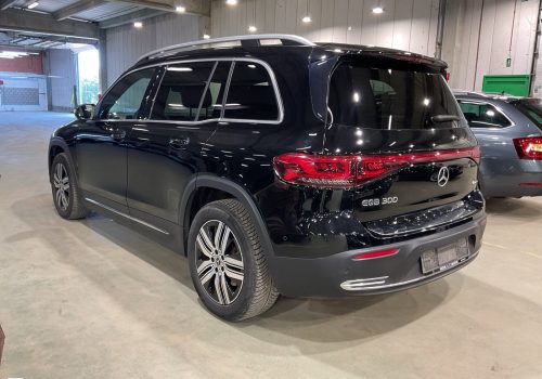 Mercedes-Benz_EQB_300_cerna_zadek2