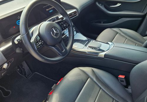 Mercedes-Benz_EQC_400_cerna_interier