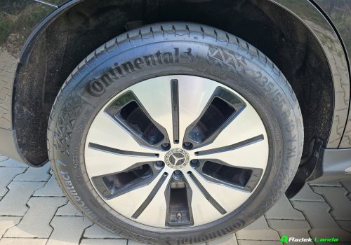 Mercedes-Benz_EQC_400_cerna_kola