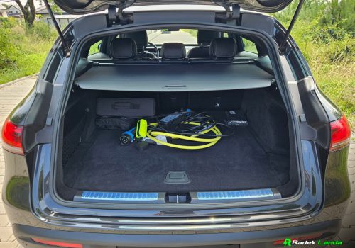 Mercedes-Benz_EQC_400_cerna_vybava