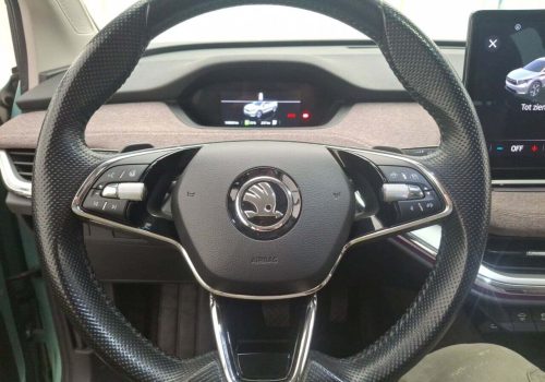Skoda_Enyaq_iV_60_zelena_volant