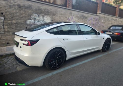 Tesla_Model-3_Highland_Performance_Bila_bok2