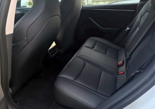 Tesla_Model-3_Highland_Performance_Bila_zadni-sedacky
