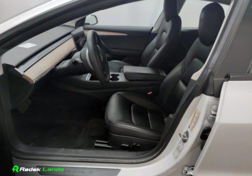 Tesla_Model-3_LR_DM_bila_predni-sedacky