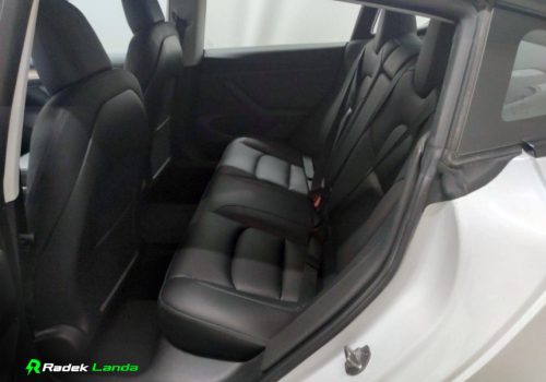 Tesla_Model-3_LR_DM_bila_zadni-sedacky