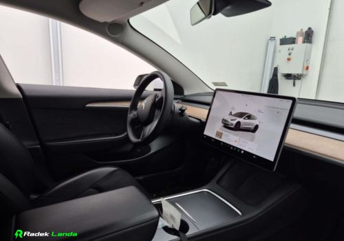 Tesla_Model-3_Performance_Dual-Motor_bila_interier