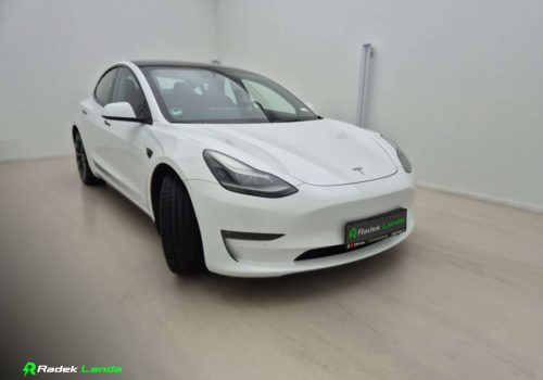 Tesla_Model-3_Performance_Dual-Motor_bila_predek3