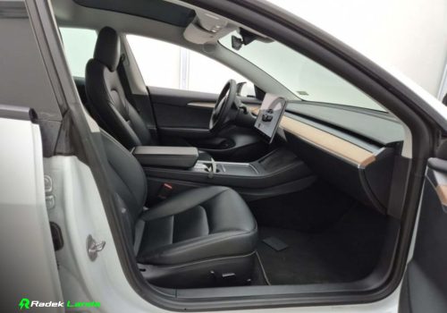Tesla_Model-3_Performance_Dual-Motor_bila_predni-sedacky