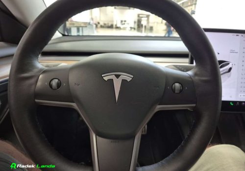 Tesla_Model-3_Performance_Dual-Motor_bila_volant
