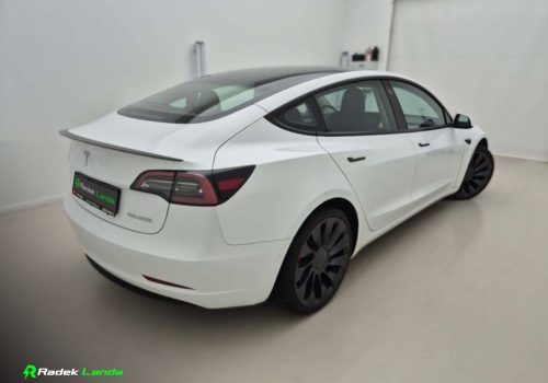 Tesla_Model-3_Performance_Dual-Motor_bila_zadek