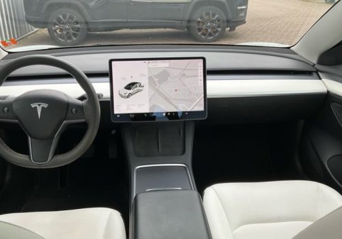 Tesla_Model-3_Standard_Range_bila_interier