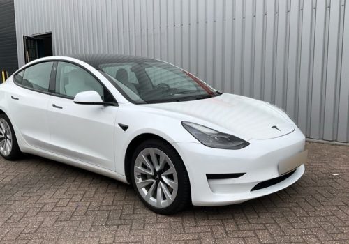 Tesla_Model-3_Standard_Range_bila_predek