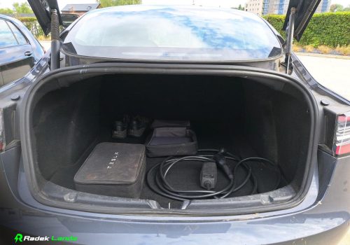 Tesla_Model-3_seda_vybava