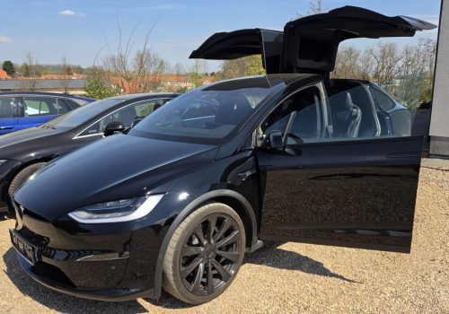 Tesla_Model-X-_Plaid_cerna_bok-1