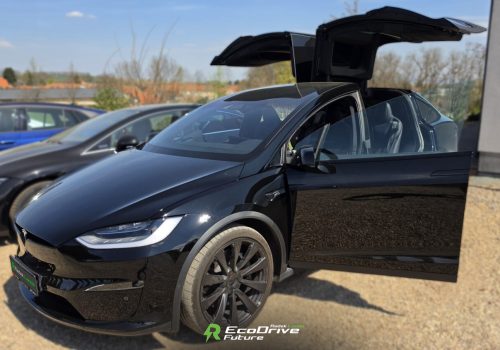 Tesla_Model-X-_Plaid_cerna_bok-1