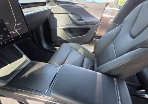 Tesla_Model-X-_Plaid_cerna_interier-1