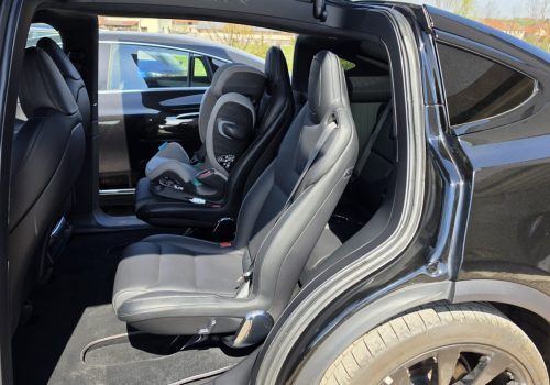 Tesla_Model-X-_Plaid_cerna_interier2-1