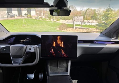 Tesla_Model-X-_Plaid_cerna_interier3