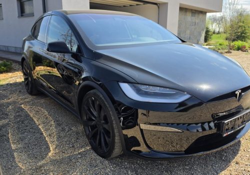 Tesla_Model-X-_Plaid_cerna_predek-1