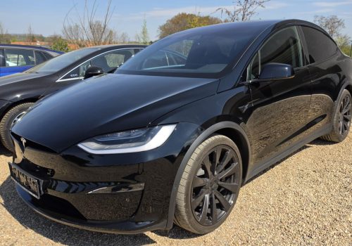 Tesla_Model-X-_Plaid_cerna_predek2-1