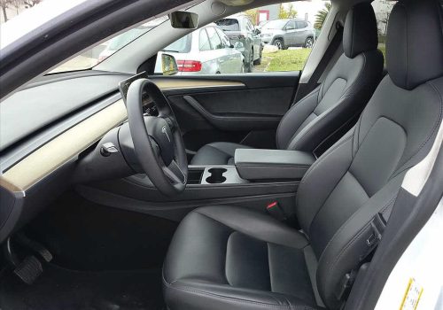 Tesla_Model-Y_LFP_bila_interier