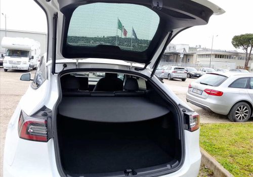 Tesla_Model-Y_LFP_bila_kufr