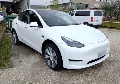 Tesla_Model-Y_LFP_bila_predek
