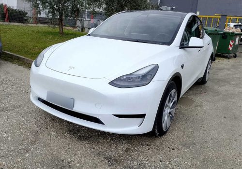 Tesla_Model-Y_LFP_bila_predek2