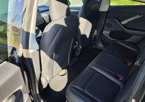 Tesla_Model-Y_LR_Dual_cerna_interier